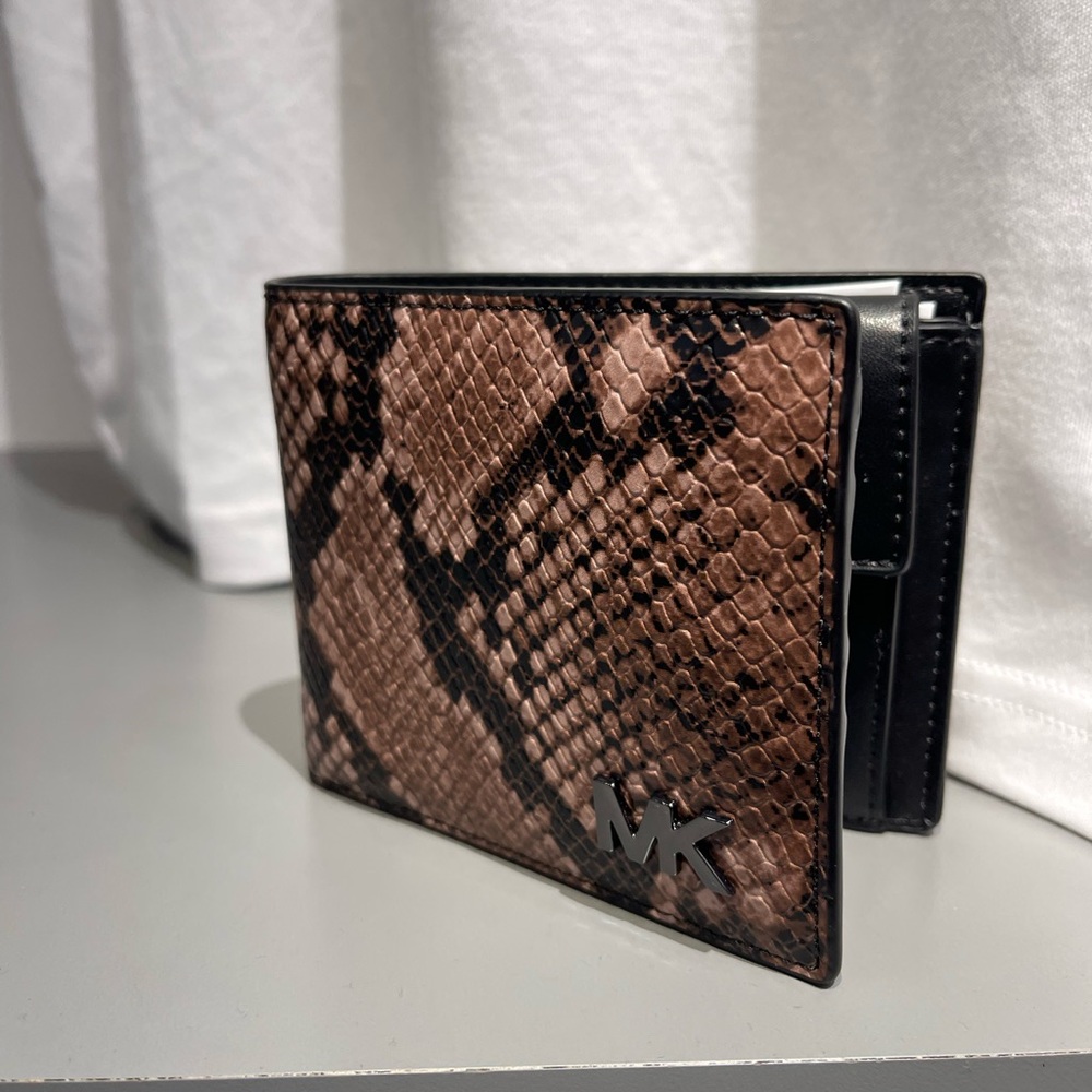 MICHAEL KORS Cyrus Snake Embossed Billfold Wallet With Coin Pouch
Driftwood
NWT - Picture 16 of 16